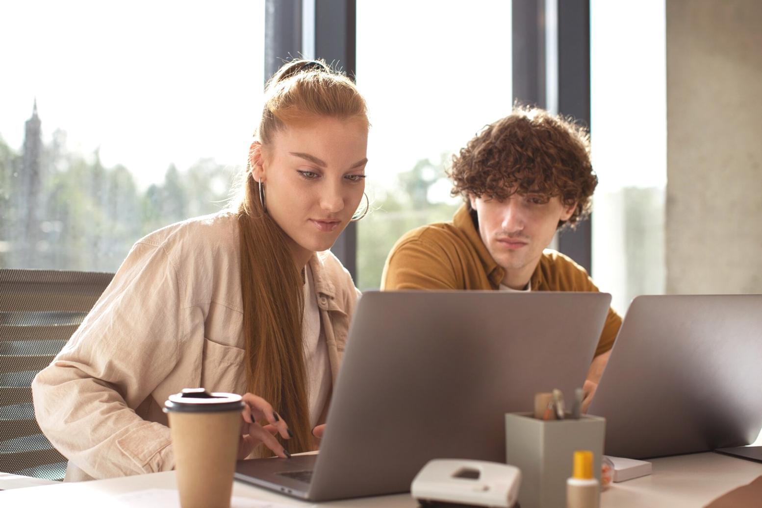 Financial education discussion showing market analysis charts and educational materials
